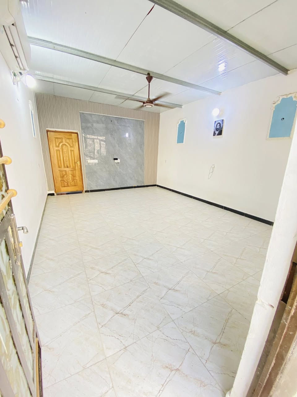 وعليكم السلام
بيت للبيع - سند 25  

📍 الموقع: جسر ديالى - جامع طه، قرب مدرسة فتى الإسلام  

التفاصيل:  

المساحة: 226 متر مربع | سند 25  

الخدمات: كاملة - مي، مجاري، تبليط، كهرباء ✅  

التقسيم: غرفتين نوم + صالة + مطبخ + استقبال + كراج + حديقة صغيرة  

للاستفسار: ***********
