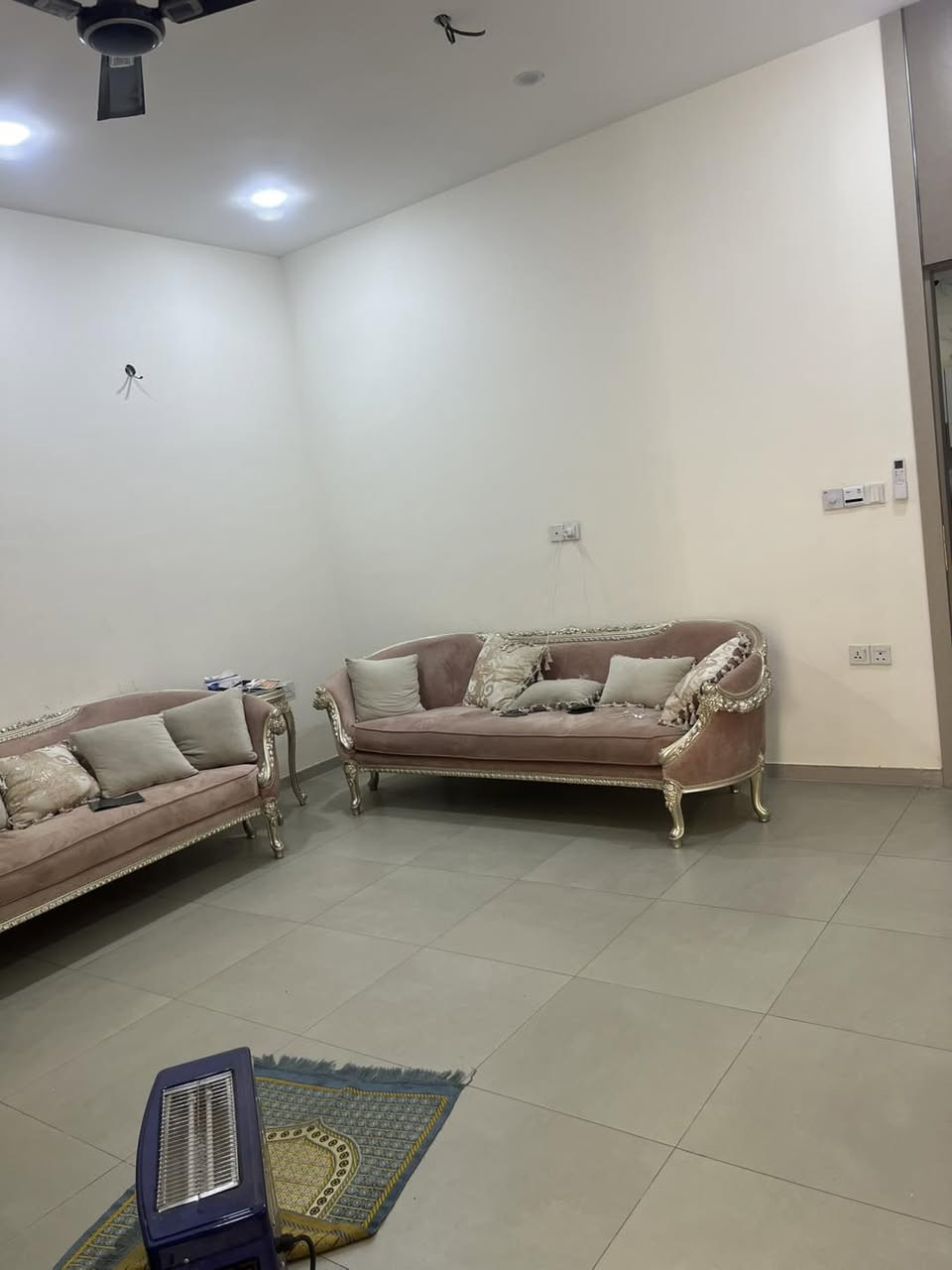 #يعلن_مكتب_الشهم_للعقار

بيت مساحه 100 متر للبيع 🏠🍂

الواجهه 5 متر 
نزال 20 متر 

سنه البناء 2024 مسكون قليل جداا😍
البيت مدخلين 

يحتوي على  استقبال ومطبخ وغرفه نوم وصحيات  عدد 2 ومنور 
الطابق الثاني :: غرفتين نوم وصحيات 
الطابق الثالث :: بيتونه وسطح 

العنوان :: حي الجهاد :: المخابرات :: خلف جامع محمد رسول لله :: مربع ال300 متر 
منطقه راقيه جداا وكامله خدمات 

السعر والاستسفار الاتصال *********** 📞📞#يعلن_مكتب_الشهم_للعقار
