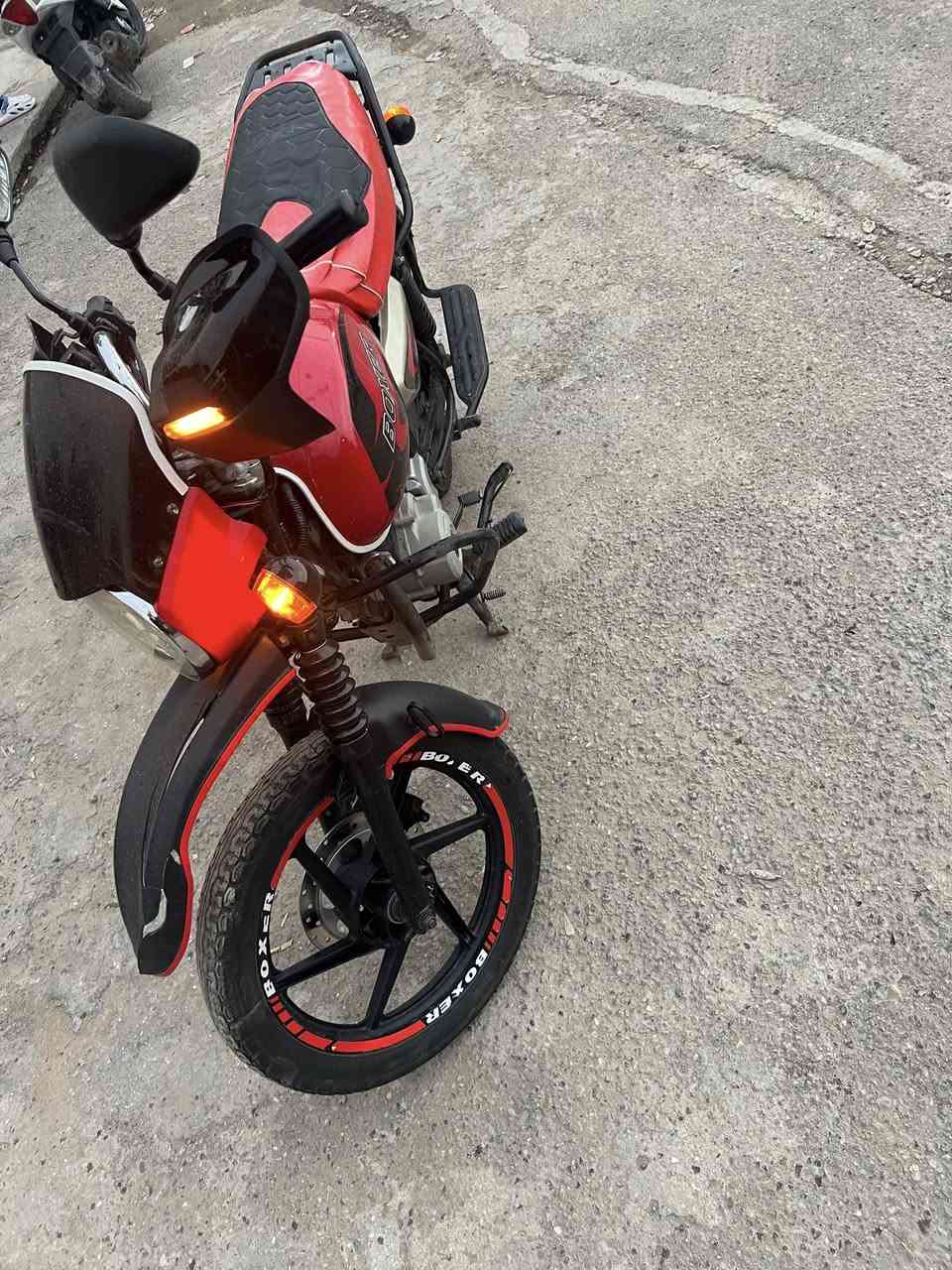 السلام عليكم بوكسر موديل ٢٢ مكينه كير كهربائيات كلها كامله تجفيت جديد دراجه سلف هندر كله شغال مكينه خرسه نقصها فقط باتري اوراقها ضايعه مكفوله سرقه وعشاير *********** السعر ٨٠٠ وبيها مجال مكان البياع
