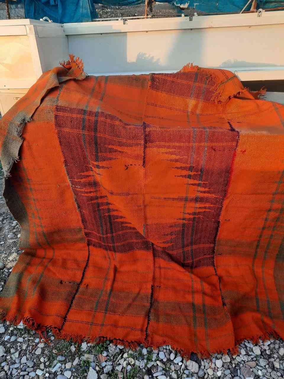 ئەم شتانە بۆفرۆشتن
دوو جاجم پاک وجوان پێکەوە 30هەزار
سێ سۆپایی سۆلان وەک لۆک وان
دانەی 30هەزارومعامەلە
شوێن سمود ،،،

ژ.م ***********
