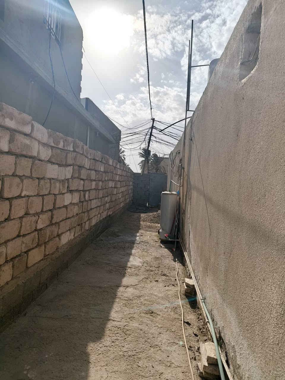 سلام عليكم
دار للبيع الدوره هور رجب شارع البدخيل مساحه 250
عله شارعين زنجيل بي سند البيت 25
غرفتين نوم وصحيات وصالة واستقبال ومطبخ 
***********
بسعر مناسب
