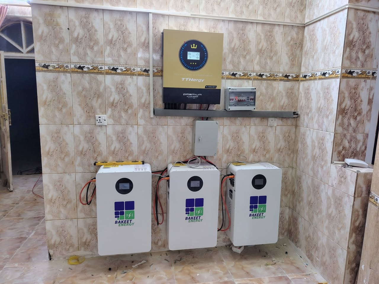 في الديوانية وفي حي الوزراء (ام الخيل) خلف مطعم  كرين لاند
 منظومة جديده بقدرة ٣٠ امبير نهاري ٣٠ امبير ليلى
تتكون من
١_انفيرتر بسعة 11kw IP22
٢_الواح لونجي اصلي حجم ٦١٥ واط بايفشل وجهين عدد ١٦ لوح
٣_بطارية ليثيوم فوسفات الحديد ٥١.٢ فولت ٢٣٠ امبير بسعة ١١،٧ كيلو واط  عدد ٣ بطاريات
٤ _هيكل حديد مغلون للالواح يتكون من حديد الشخاط للقواعد وحديد المربع انج ونصف
٥_منظومة حماية من الصواعق Spd
٥_سيركت حمايه متكامل
٦_كيبلات dcللالواح
مع تجهيز كافة الملحقات لاتمام عملية الربط والتشغيل
للحجز والاستفسار مراسلة الصفحة أو الاتصال على الارقام التالية
***********
***********
تتوفر خدمة الواتس اب
او زيارة فرعنا في الديوانية حي الصدر الاول الشارع العام ٢٠٠ متر عن الاشارة الضوئية قرب مطعم كباب نذير 
لسنا الوحيدون لكننا الافضل ان شاء
