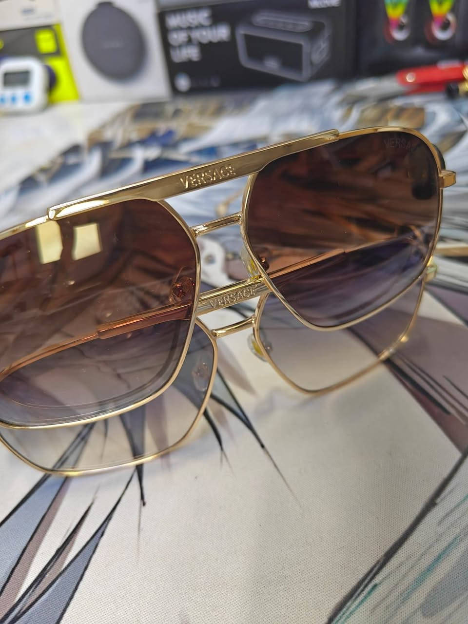 **نظارة شمسية ماركة فيرساتشي (Versace)**
 * **المميزات:** إطار ذهبي أنيق مع شعار الماركة على الجوانب، وعدسات متدرجة تحمي من الشمس.
 * **السعر:** 5 آلاف دينار.
 * **العنوان:** ذي قار - قضاء سوق الشيوخ.
 * **التوصيل:** متوفر لكافة محافظات العراق.
للحجز يرجى المراسلة على الخاص.


**إذا كنت صاحب هذا الإعلان وتريد حذفه لأي سبب، رجاءا أرسل رسالة إلى الدعم الفني**