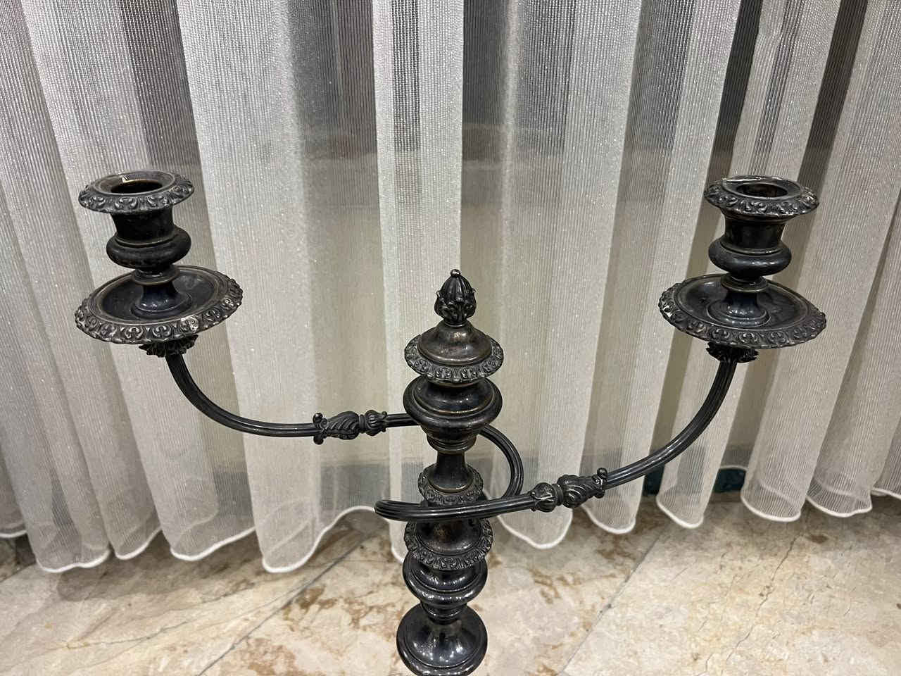 شمعدان صنع انكليزي انتيك نحاس مطلي فضة نظافة 100%
اكثر من اختيار يستخدم ثلاثي او ثنائي او تك  وزن ثقيل جدا وكبير بالحجم 
القياس الارتفاع 57 سم.
           العرض 41 سم.
واتساب ***********
