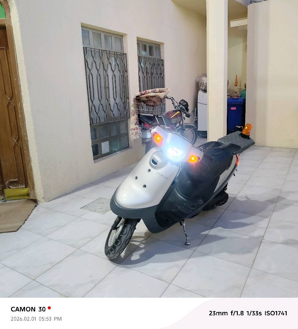 عندي دراجة نارية من نوع Aprio للبيع، بحالة جيدة. مواضبة على الصيانة والإضاءة تعمل بشكل ممتاز كما هو واضح في الصور. العداد يقرأ 33469 كيلومتر، ومركونة في مكان آمن كما في الصورة. مجربة وجاهزة للاستعمال الفوري، ومناسبة للتنقل داخل المدينة بكل سهولة.