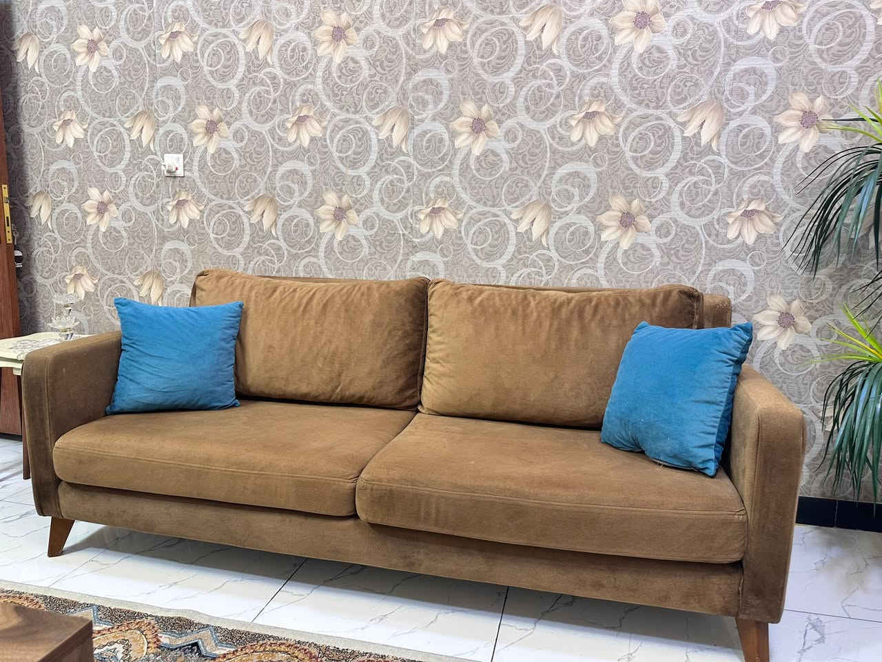 السلام عليكم للبيع في بغداد
تخم تركي 7 مقاعد مستعمل كلش قليل نظيف وجديد وبدون اي ضرر
طبله وسطيه خشم
طبله ديكور حديد
للتواصل ماسنجر او واتساب *********** او اتصال
