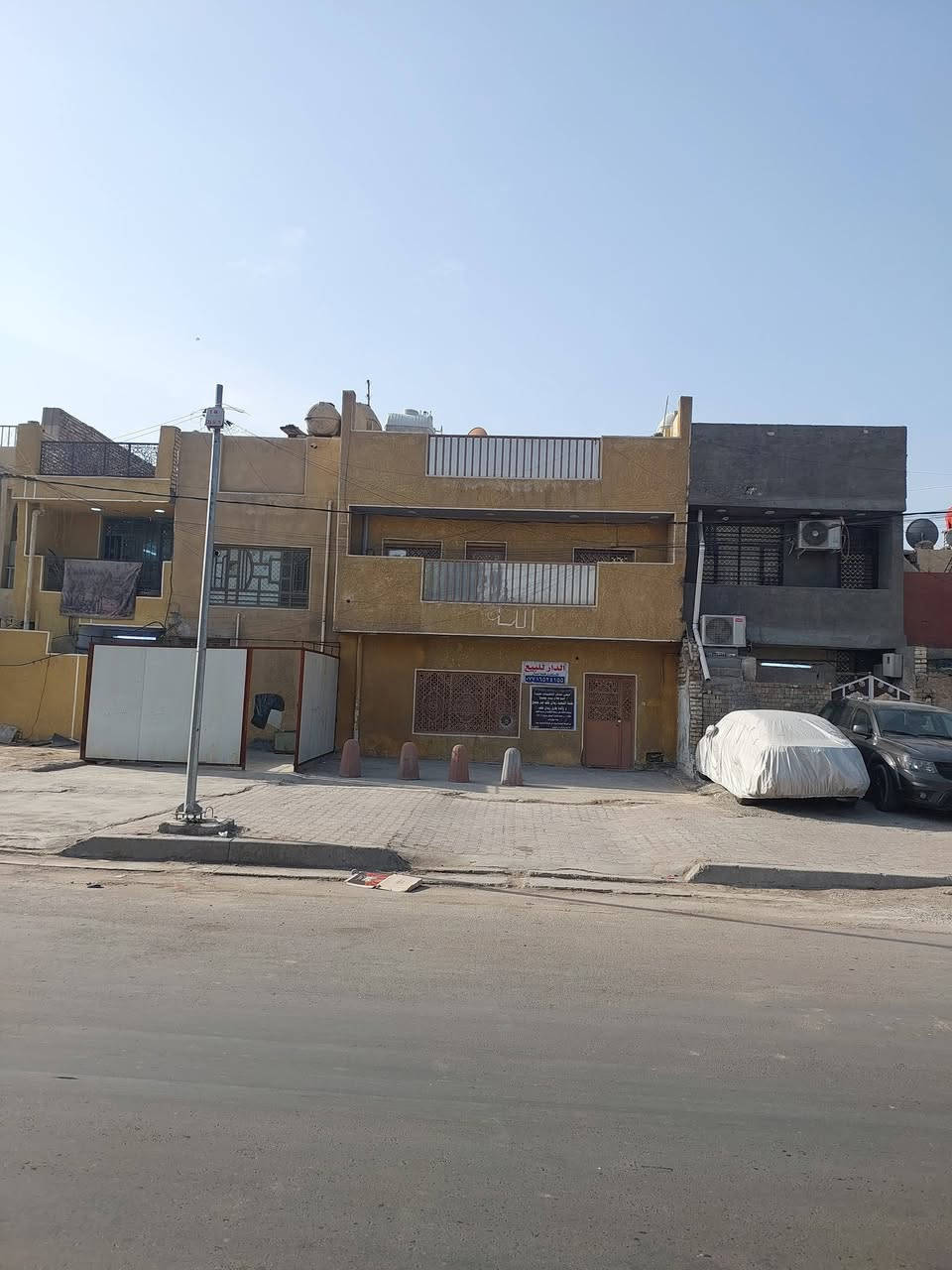 للبيع 
مساحة ١٤٤م واجهة ٨ نزال ١٨ 
قطاع ١٤ حي الاكراد على شارع ستين مقابل قطاع ١٨
بناء قديم ترميم بال 2020 
تأسيس كهرباء وماء ومجاري وتقطير سبالت جديد 
الطابق الأرضي مدخل للبيت/ استقبال/ صحيات للضيوف/ مطبخ/ صحيات/ هول/ غرفة نوم/ ترك على عرض البيت 
الطابق الأول ثلاثة غرف نوم كبيرة / مطبخ  /  صحيات 
الطابق الثاني بيتونه / سطح شتايكر كبير 
البيت بمستوى الشارع  
فارغ حاليا 
للاستفسار ***********
