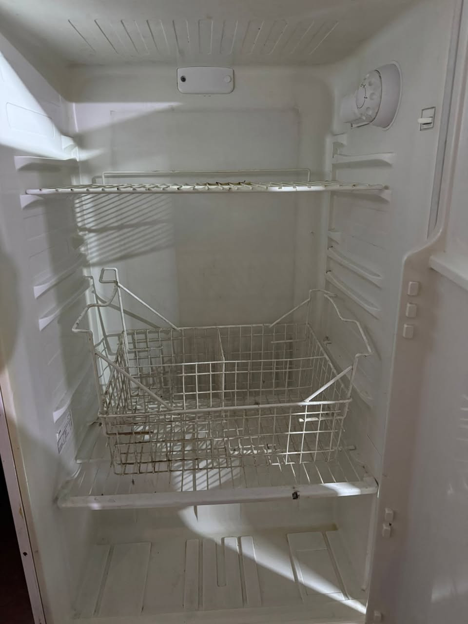 ثلاجة تركي شرط التجميد تركي ارجلك السعر 125الف وبيها مجال الشراي مراسلة الصفحة أو الإتصال على الرقم ***********
