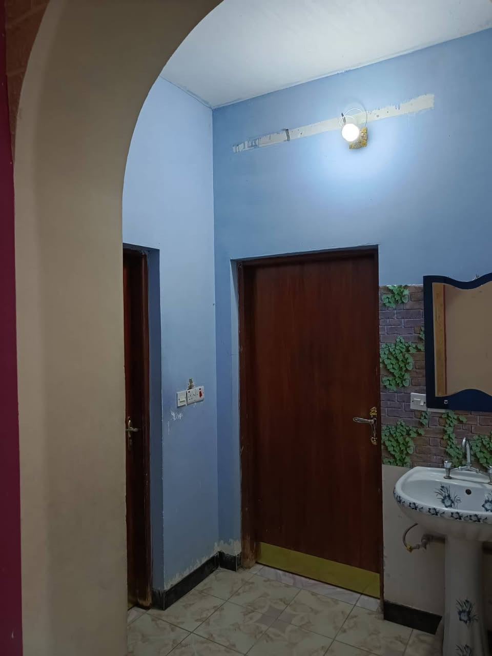 🏡 للبيع منزل في صلاح الدين – تكريت / حي الجمعية
منزل واسع ومناسب للسكن العائلي.
📐 المساحة: 380 متر مربع
📍 الموقع: صلاح الدين – تكريت – حي الجمعية
🏠 الوصف:
• غرف واسعة وإضاءة جيدة
• صالات مريحة
• مطبخ وحمامات
• منزل مرتب وقابل للسكن مباشرة
• موقع هادئ وقريب من الخدمات
✅ مناسب للسكن أو الاستثمار
💰 السعر: 
للتواصل على الرقم ***********
