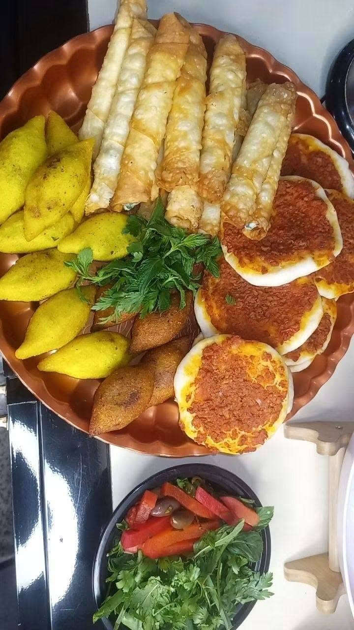 في مطبخ  للأكل البيتي 🥬🍅
إحنا مؤمنين إن الأكل النضيف يبدأ من خضار طازة ومتغسل بعناية ❤️

علشان كده بنختار الخضار يوم بيوم، ونهتم بتنضيفه وتجهيزه بكل دقة علشان كل أكلة تطلع بطعم بيتي حقيقي وجودة تفرق ✨
من السلطات للمحاشي والخضار المطبوخ… كل حاجة عندنا معمولة بحب واهتمام وكأنها لبيتنا بالظبط 🏡

لأن راحتكم وثقتكم أهم حاجة عندنا 🌸
مطبخ  للأكل البيتي… طعم أصيل ونضافة تفرّق في كل لقمة 😍


**إذا كنت صاحب هذا الإعلان وتريد حذفه لأي سبب، رجاءا أرسل رسالة إلى الدعم الفني**