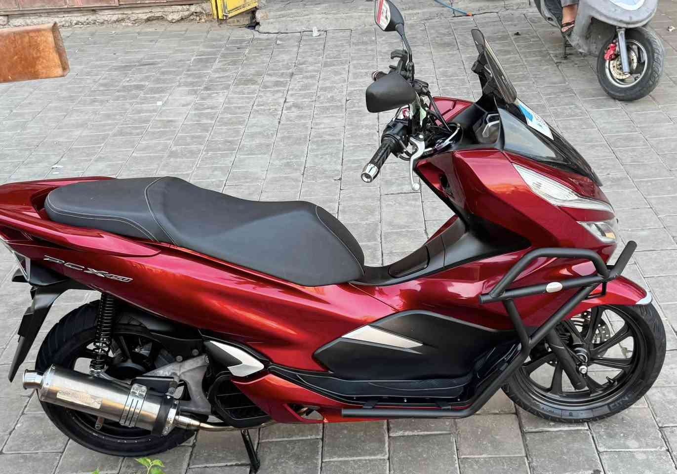 الله مصلي عل محمد واله محمد ( سلام عليكم Pcx جيل ثالث ياباني KF حجم 150  مكفوله كفاله عامه بحالت وكاله ماشيه 23 الف دراجه تتعب تكول جديده مال جناي حساس زدحام حساس ستان كلهه شغال كتلوكات دفتر عده كلهه موجوده. عل صور مزاد مكاني بلديات *********** وبل خير صير من نصيبه قبل 3 شهر من نازله وصل معرض موجود

