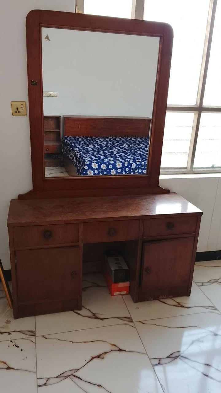 سلام عليكم عندي غراض للبيع غرفه وكاونتر وتخم ***********
