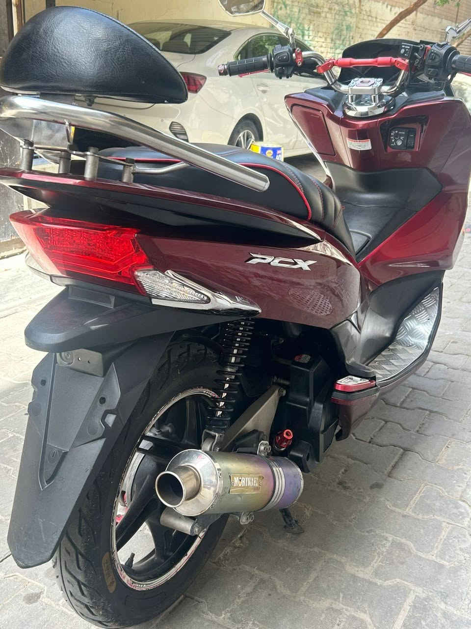 السلام عليكم للبيع دراجه pcx جيل الثاني دراجة مال رمبه ماخذها رمبه اوراق المعرض  موجوده الدراجه على ايدي حجم  مكينه 125 ياباني وارد ياباني دراجه جديده مال جناي وعلى ايدي
دراجه كامله تزويد رياضي بلادي أستان كهربائي حساس ازدحام الدراجه مكينه لوك شلعه معدل خير من اللّٰه دراجة بمعنئ الكلمه واحلى من الصور مال جناي المكان بغداد شارع الكفاح
دراجة مكفوله اي نقص مابيه
السعر 18$ وبيه مجال تعال وتشلع عيوني 
اي استفسار. *********** اتصال + واتساب فقط
