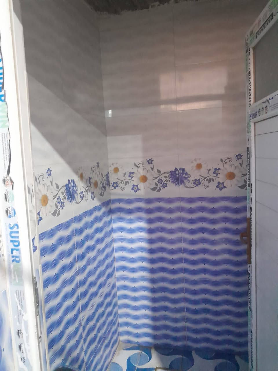 مشتمل للبيع مساحه ١٥٠متر حي المثنى خلف الخضراء خلف مدرسة ابطال العروبه طابق واحد غرفتين نوم مع بعض الملحقات المشتمل بي نواقص لبخ الواجهه ارضيه الكراج ما مطبكه والبيتونه فقط عايزها بورك سعر ٦٠ مليون وبي مجال  اتصال ***********
