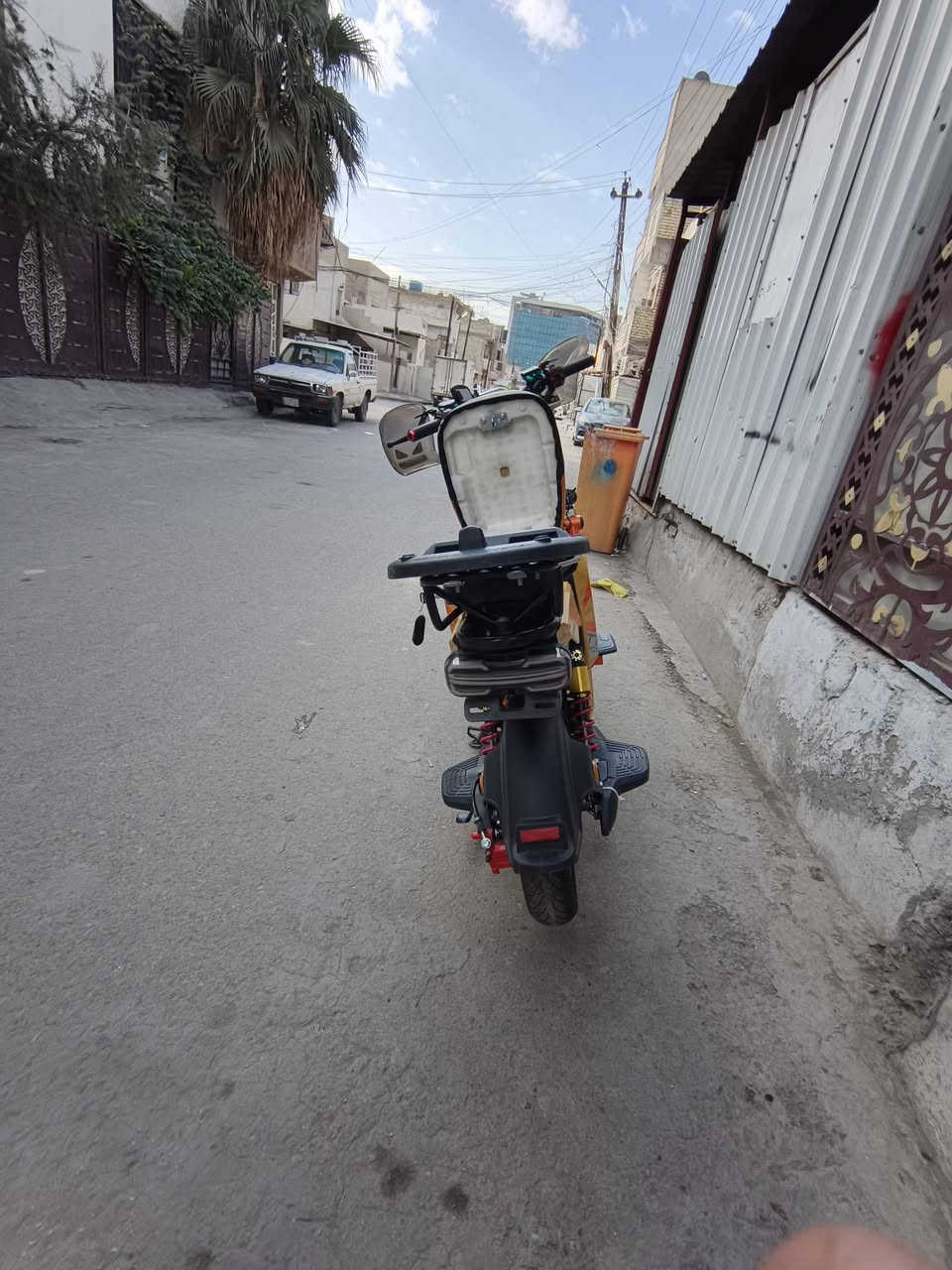 السلام عليكم دراجه X900 GT  خمس بطاريات دبل مبدل جديد الدراجه مزوده عقل وملف لو 💛ذهبي 
سعر الدراجه 
وي الأغراض  إلي  بيه 475 
بدون الأغراض 450  بيه مجال كلش قليل حك الجيه الدراجه جديده  المكان الصليخ  
رقم الهاتف ***********  يوجد واتساب  
موديل الدراجه 2025
