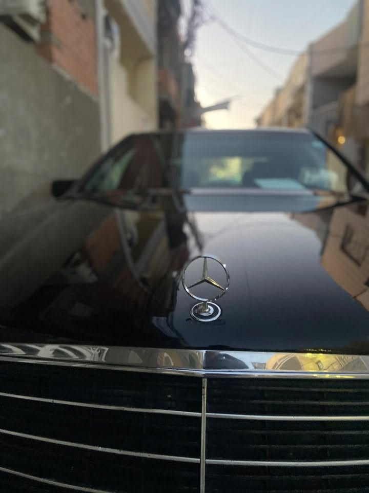 السلام عليكم مارسيدس شبح موديل ١٩٩٢للبيع اللون اسود محرك ٣٠٠سيارة جاهزه تبريد ممتاز ❄️كهربائات شغالة كلها ريمونت كراسي جلد غرفه كلش نظيفه حداديه جيده جدا السعر ٧٢ورقة رقم انكليزي باسمي هزه جديده للاستفسار الاتصال على الرقم ***********
