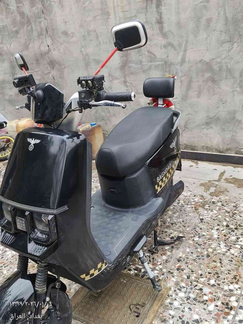 صارله 4 اشهر اشتريتة 2025/9/15  دراجة نظيفة 
موصفات 
1-ملف 2000 حقيقي 
2- سرعه 65الى70 حقيقي 
3-اربع نمر للدراجة
4-بية 6 بطاريات 
5-بية جوزة فصل دراجه 
6-كهربائيه دراجه كاه شغاله 
7-زنون 2 اضافيات
8- حاكيه شرطه 
9- داش كام ثلالث كامرات 
10-نظام براك p
11-ستاند جانبي
12-ستاند خلفي 
13-بية بك خلفي 
14-كهربائية كاملةشغالة 
15-أضوية دراجة شغاله 
سعر دراجة(675) و بيه مجال مكاني( يغداد حي قاهرة) 
الي يحب يشتري هذا رقمي (***********)
