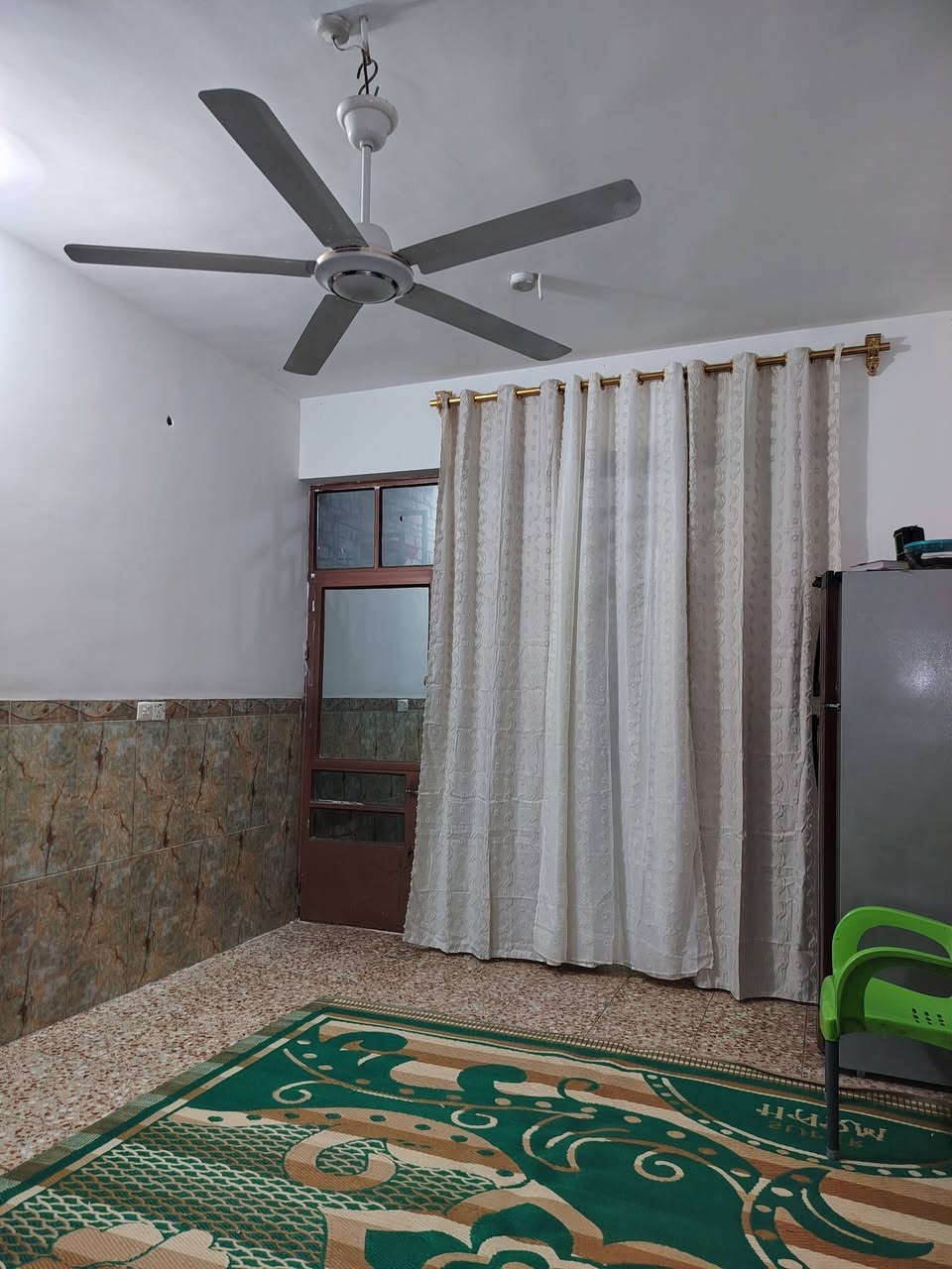 سلام عليكم للبيع نصف قطعه بناء حديث مدينه الصدر قطاع ٢٥ مقابيل مستشفى الشهيد الصدر العام يحتوي على كراج +استقبال+ مطبخ +منور +٣ غرف نوم +٣حمام تواليت مشترك +الاستفسار *********** @الجميع
