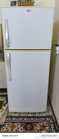 ثلاجه للبيع شغاله وعل فحص سعر 150وبيه مجال قليل 07837500951