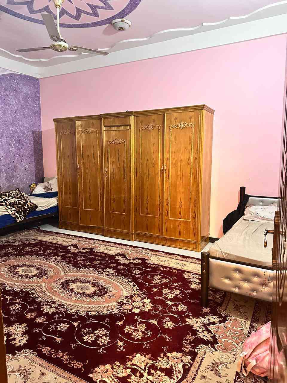 السلام عليكم 
بيت للبيع طابو صرف مساحة بالسند ٢٤٠ واقع الحال ٢٦٠ متر المكان الجمعيه خلف كلية الهندسه بصف مدرسه البيارق مباشر البيت طابقين بناء حديث الأرضية الطابق الأول  مرمر يحتوي على ٤ غرف نوم وصالتين فوك وجوه واستقبال ومطبخ ومجمع صحيات فوك وجوه داخلي وخارجي للاستفسار الاتصال على الرقم التالي ***********
***********
