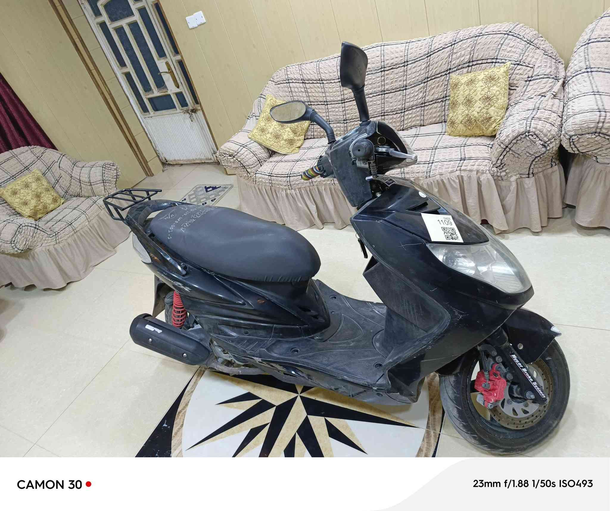 السلام عليكم... 
دراجه سكنس فحل كوري كابريتر للبيع 
كلشي شغال بدون مشاكل محرك كهربائيات شغالة بدون مشاكل فقط الكابريتر تاخر بلتشغيل الصبح 
هندر سلف شغال باتري جديد تايرات نظيفة 
سعر الدراجة٧٥٠ الف بيها مجال بسيط... 
متواجد واتساب //
***********
بغداد راشدية منطقة القدس ...
