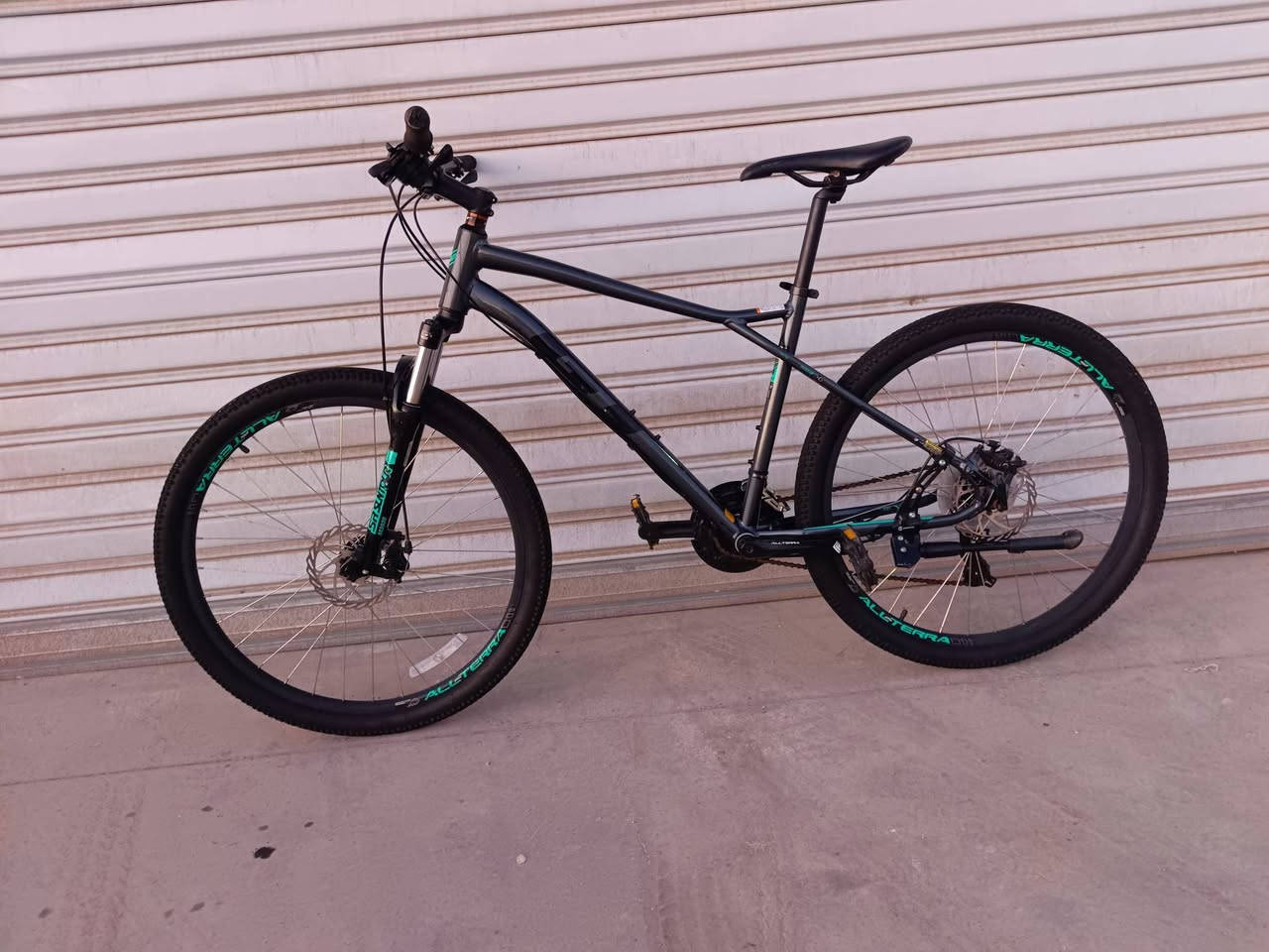 السلام عليكم اخوتي دراجه ماركه GT
الحج 27ونص 

الفريم m 

نضافه 100/100

سستم شيمانو تورني 7/3 

تايرات كتان العنوان موصل كوكجلي 

للاستفسار ***********.***********

يتوفر توصيل السعر 380
