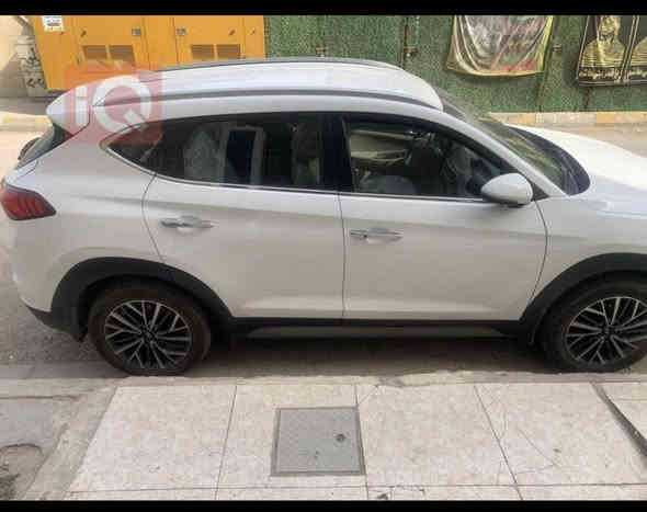 عليكم شباب
توكسان 2021
kmماشيه 52 
الموصفات 
فول عدا البنراما 
5 عدسات  
كشنات الامامي كهرباء تدفئه تبريد
قطعتين تبريد
تحكمات ستيرن 
رادار امامي 
حساسات خلفيه
كامره خلفيه 
السعر220وبيها مجال
***********الرقم
