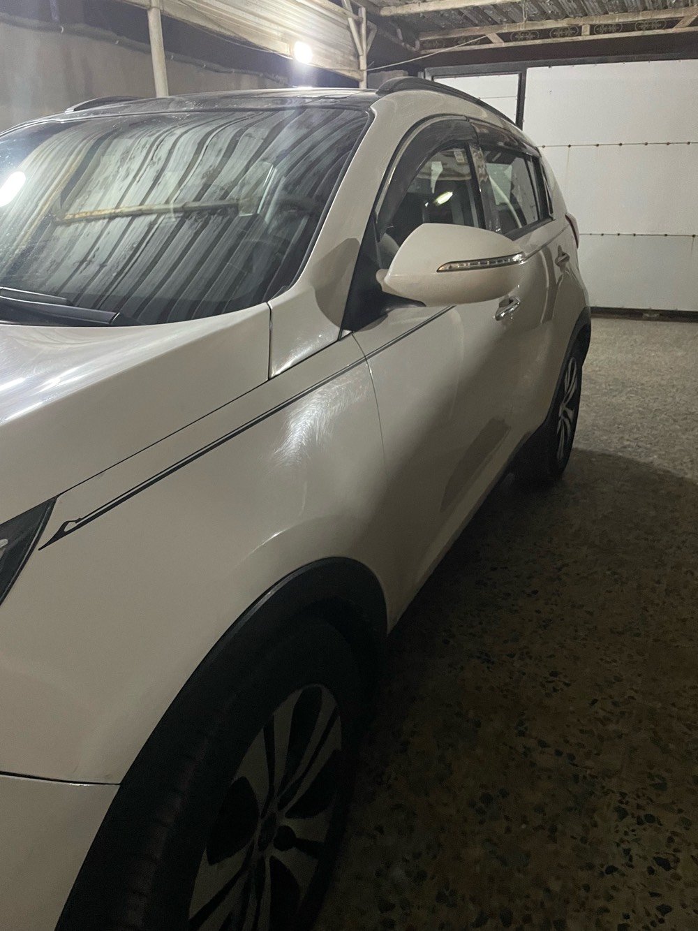 سيارة كيا سبورتاج بيضاء للبيع. السيارة بحالة ممتازة وتتميز بتصميم أنيق وعصري، مع مرايا جانبية مزودة بإشارات. مناسبة للعائلات ولمحبي السفر بسبب رحابتها وراحتها. السعر قابل للتفاوض.