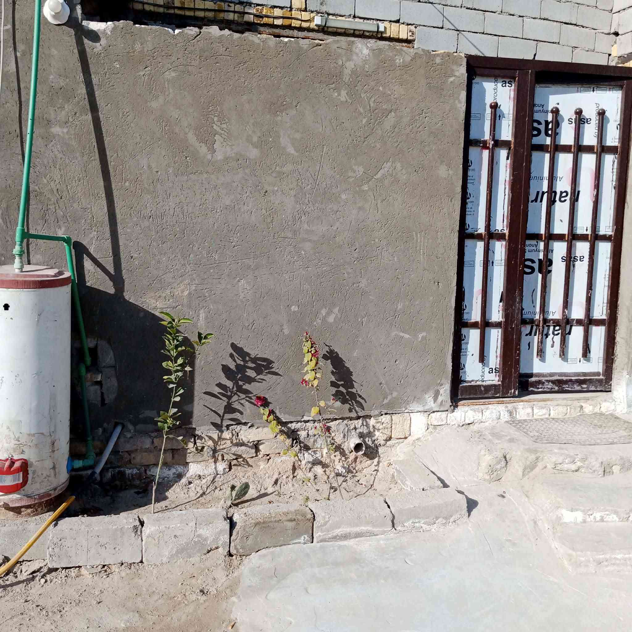 السلام عليكم بيت للبيع مساحه 120 متر مربع للبيع غرفتين صاله مطبخ مكشوفه حمامات داخليه وخارجيه ساحه بيت بيت كامل مكمل نقص الاستقبال فقط السعر 18 وبي مجال مكاني الكوفه شارع المعمل خلف جامع الخزاعل بيت جديد وهذا رقم للتواصل‏‪0788 732 9440,‬‏
