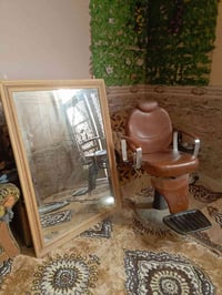 كرسي حلاقه مع مرايه السعر ١٥٠ الف.     الاتصال ٠٧٨٠٨٠٩٠٥٠٧