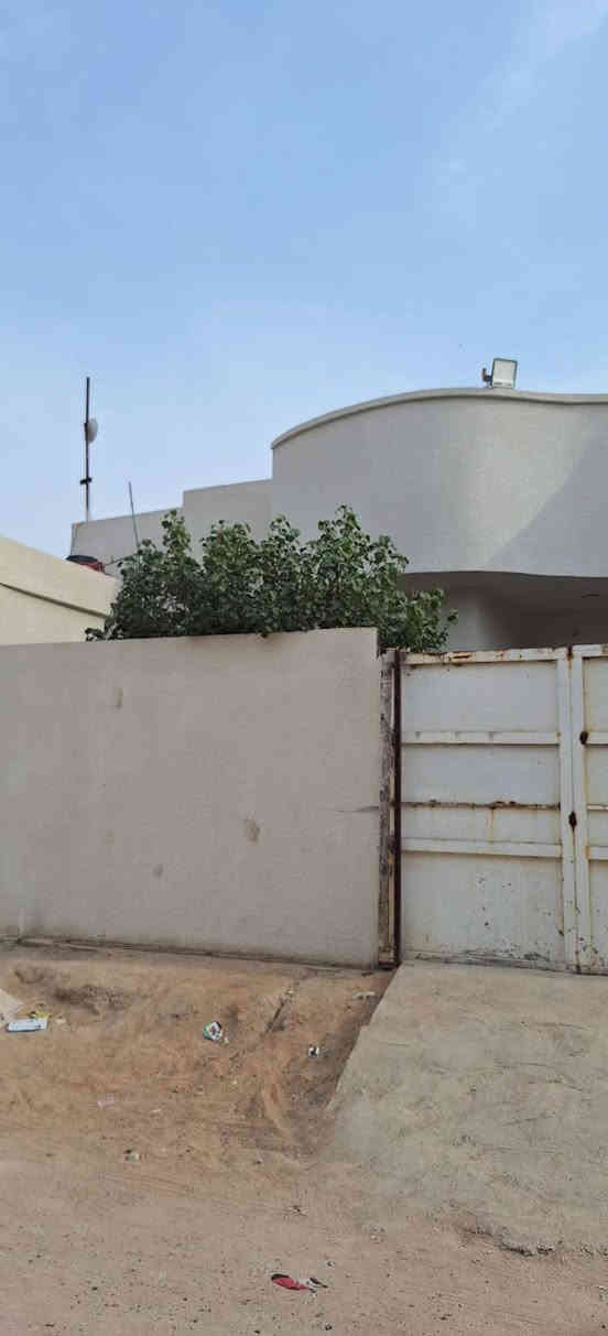 دار للبيع مع محل اسواق  المساحه 200 متر 
ركن صاير 
طابق واحد  
الطابق الثاني نص بنيان 
صاله واستقبال ومطبخ وصحيات خارجيه وداخليه 
وغرفتين نوم 
صب كونكريت
البناء طابوق
 ساحه جبيره بيه  
عرض الشارع  8 متر 
العنوان كربلاء المقدسة.  الحر  منطقة السواده 
خلف المولده الثانيه بالفرع وتنزل  100 متر
البنيان جديد وكله سيراميك ويخبل
للاستفسار على هذه الرقم بيه وتساب 
***********    وايضا ماسنجر موجود
