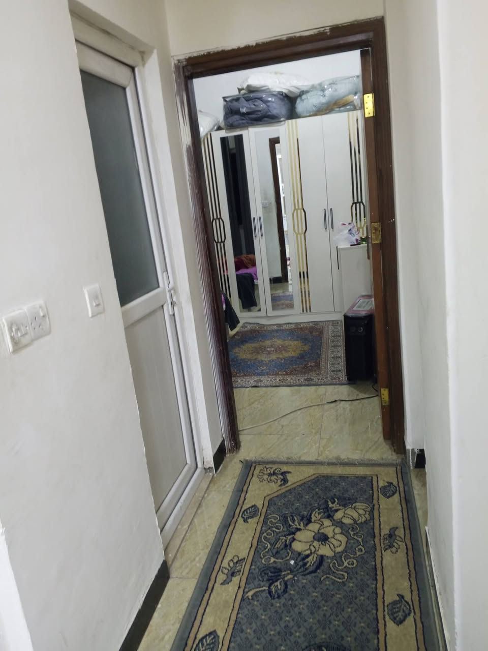 شقة ارضية للبيع المساحة 70 متر غرفة وصالة كرادة داخل قرب الحاج سلمان الاستفسار على الرقم ***********
