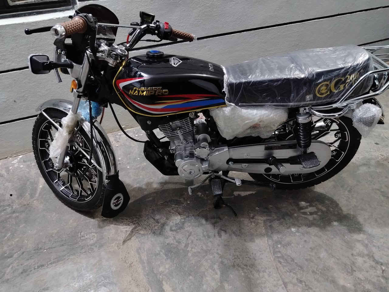 السلام عليكم ماطور للبيع نامي برو هونزده موديل 26 محرك 200 بعده زيرو ماماشي هواي ورقه وحده مايترقم مكان ديالى سد حمرين *********** السعر 950
