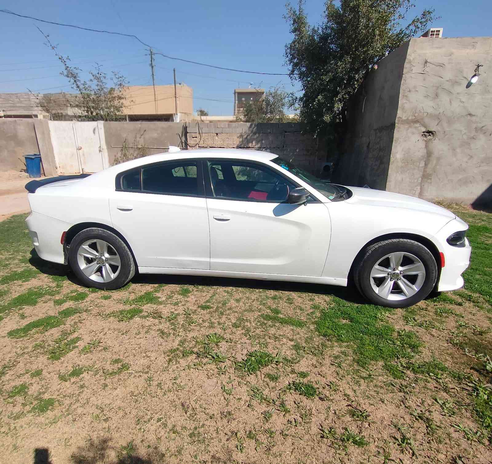 السلام عليكم 
جارجر للبيع 2017 واسط بسمي حادث امريكا جاملغ وبنيد وبيها مكانات صبغ بالعراق  يحتبر حزام تخم تاير تبريد تدفئه  مابيها نقص برغي 
والمواصفات معروفة
السعر 162 
مكان السياره واسط 
***********
***********
***********
