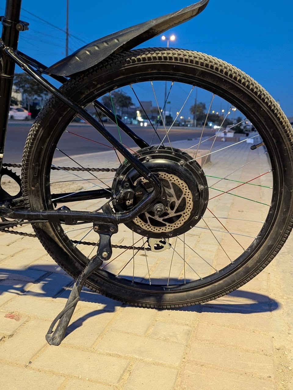 السلام عليكم،

بایسکل هايبرد كهربائي 27.5

بایسکل هايبرد أو كهربائي

الفريم بدون علامة عادي بس النظام الكهربائي الماطور ( Pengyuan) و العقل اصلی و بطارية ليثيوم .

الفريم المنيوم.

حجم : 27.5

کیر 7 سرعات خلفي.

دبل امامي سبرنج

ما طور حجم كبير 500 Watts حقيقي

بطارية ليثيوم 48V فولت 12 امبير, 576

يوصل مسافة 30-50 کیلومتر حسب الاستخدام السرعة 40 إلى 46 كم اس حسب.

بريك هايدروليك شيمانو خلفي ، و امامي عادي واير بي حساس يفصل الماطور عند الاستخدام

شاشة ملونة لعرض معلومات، مثل السرعة و المسافة و وقت الاستخدام و الشحن و غيرها من الاعدادات.

لايت امامي قوي.

واقيات طين امامي و خلفي

يعمل كابايسكل عادي و كدراجة كهربائية.

مكاني بغداد حي الجهاد.

رقمي:
***********

واتس اب و تلکرام و كذلك متواجد على الفيس.

السعر 500 ألف و و بي مجال أن شاء الله.
