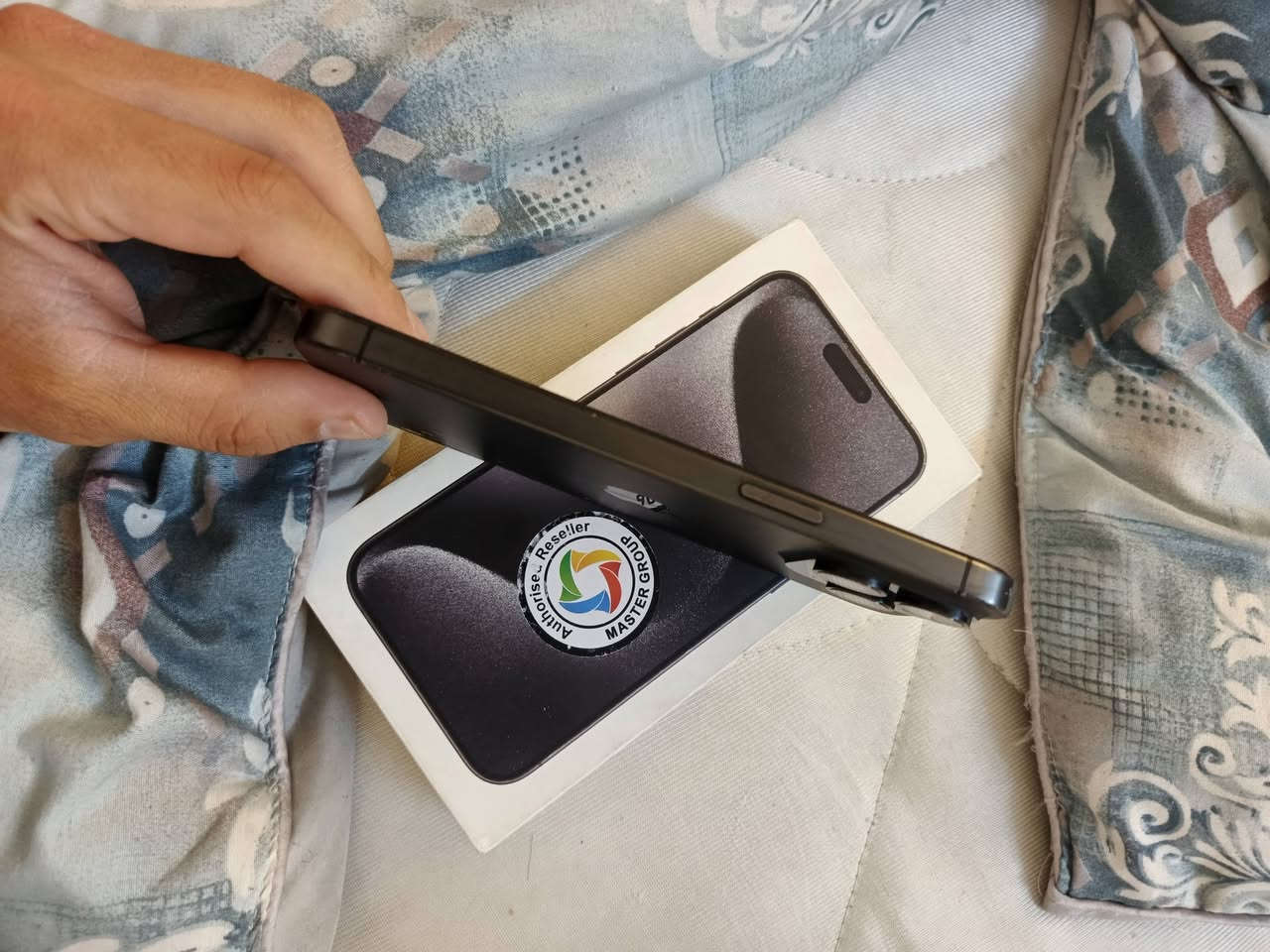 ايفون 15 برو ماكس ذاكرته 256 بطاريه 78 فقط ضهر مفطر الجهاز وتر بروڤ الدوره ابو دشير بيع او مراوس ب 830 الف ***********
