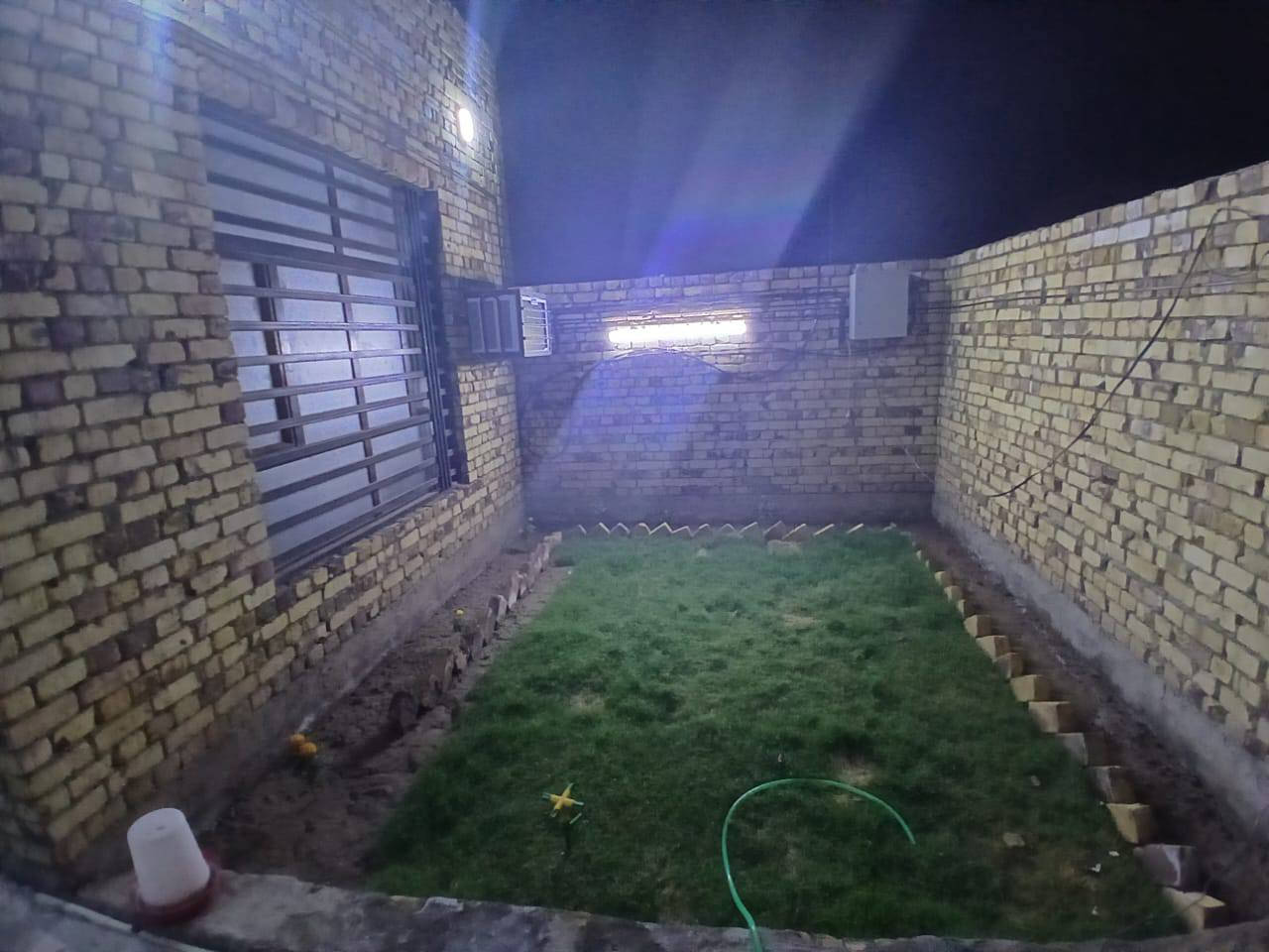 سلام عليكم بيت ٢٠٠بناء ٩٠متر باقي وري البيت ١١٠متر 
ستقبال و مطبخ وصحيات بناء جديد ٢٠٢٦ سعر ٢٨وبي مجال  حي لامين مجمع الامير السكني النموذجي كافت الخدمات ماء كهرباء ناره اليليه ارصفه شوارع تبليط ١٢متر اكثر الاستفسار نتصل ***********
