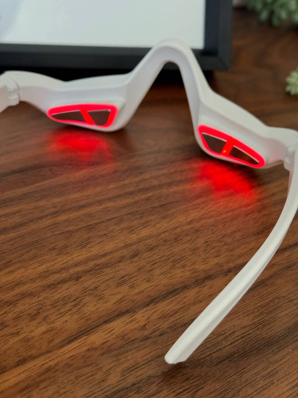 +2
هذا المنتج عبارة عن جهاز علاجي بالضوء الأحمر لمنطقة تحت العين، صُمم لتعزيز صحة الجلد ومظهره. 

التقنية: يستخدم أطوالاً موجية محددة من الضوء الأحمر (غالبًا 633 نانومتر) لتحفيز إنتاج الكولاجين والإيلاستين. 

الوظيفة: يساعد في تقليل مظهر الهالات السوداء، الانتفاخات، والخطوط الدقيقة تحت العين. 

الفوائد: يعمل على تحسين الدورة الدموية الدقيقة وتصريف السوائل اللمفاوية في المنطقة المستهدفة. 
سعر 20


**إذا كنت صاحب هذا الإعلان وتريد حذفه لأي سبب، رجاءا أرسل رسالة إلى الدعم الفني**