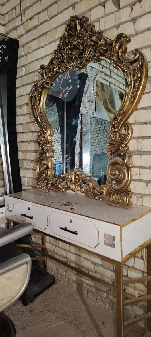 السلام عليكم كراسي عدد2 ومرايات 2 مكان بابل مدينه القاسم *********** ***********
