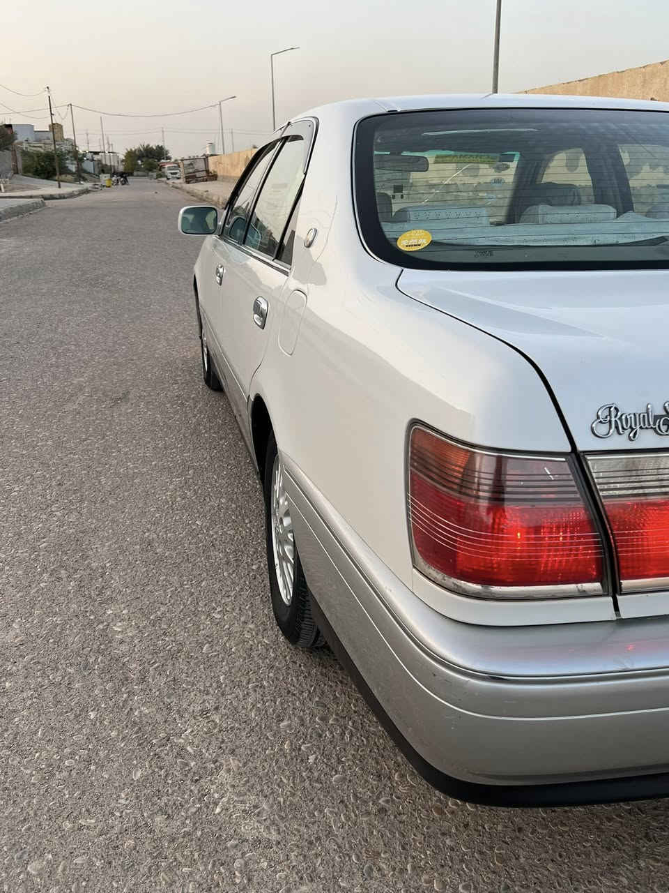 سلام عليكم ملكه موديل 2000 اصل.  تسجيل جديد. مزاد كمركي. رقم بصره دولي شرط التحويل هزه جديده سنويه ل٣١. مكفوله من الضربه. والنقل الجثه. سياره كصه جنطه. سياره جاهزه من كلشي تخم تاير مكينه وكير فيفيتي ابو لكلاص مكفولات. تبريد ثلج. حداده جديده. سياره اي نقص ما بيها. جاهزه من كلشي. 
شغلها درجه أولى   سياره مال جناي كلش حلوه دكمتين السياره 

مكاني البصره القرنه 
لاستفسار 
السعر ٩٣ وبيها مجال 

0772 951 6559
