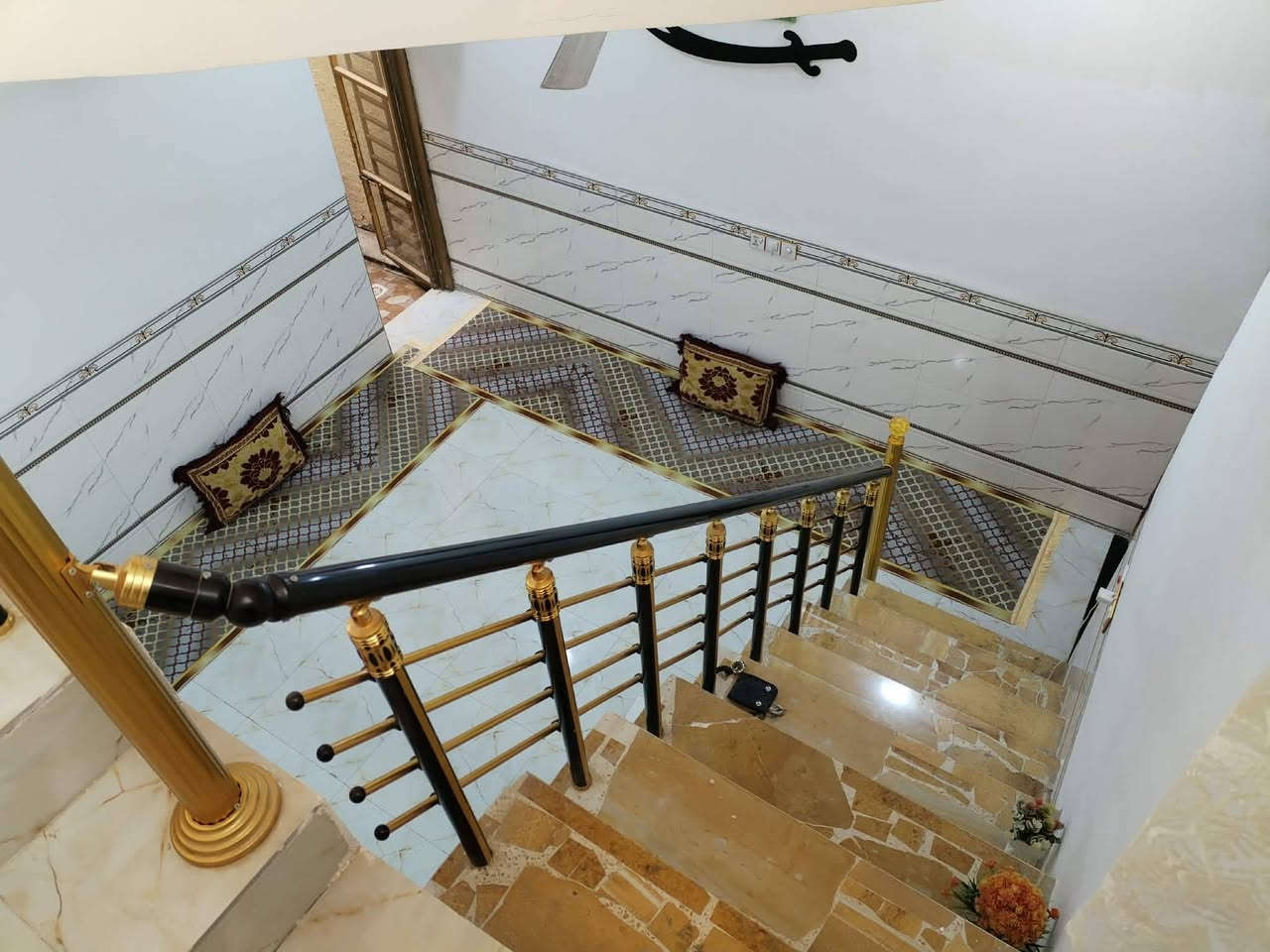 بسم الله

دار سكن للبيع 100 م طابقين في حي الفرات قريب على شارع الصب

✅بناء حديث كونكريت  متكون من طابقين 

✅الطابق الأول طرمه .استقبال .مطبخ .صاله .غرفه نوم .مناور 2 .صحيات داخليه وخارجيه

✅الطابق الثاني .صاله .غرفه نوم
 .
✅طابو صرف 

✅السعر 120 وبي مجال


**إذا كنت صاحب هذا الإعلان وتريد حذفه لأي سبب، رجاءا أرسل رسالة إلى الدعم الفني**