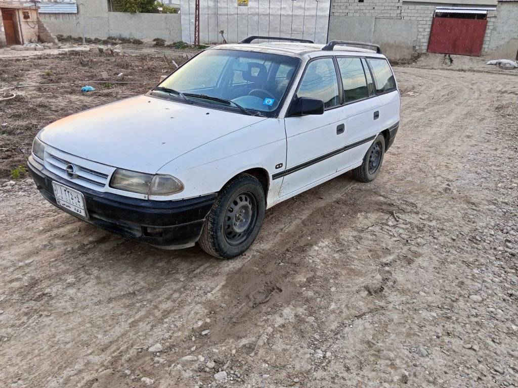 السلام عليكم 
اوبل استرا موديل93 حجم 20 شرط كير محرك شرط التحويل والغرامات بأسمي مشروع وطني صدر دبلات أربع جديد باتري جديد تايرات أخو الجديد الصبغ مو عام بس  اي ضربه مابيها سقف معجون وصبغ انطي صبغ عام السعر 35
@إشارة
***********
