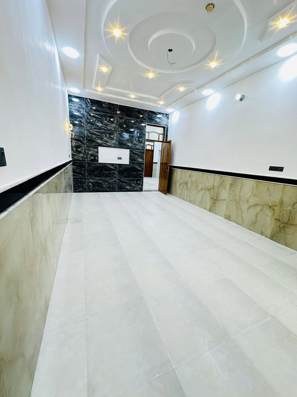 السلام عليكم 
دار للبيع جديد جاهز للسكن
المساحة 200متر طابق واحد
الموقع نهاوند الثالثه خلف البطاقه الوطنية
للاستفسار ***********
