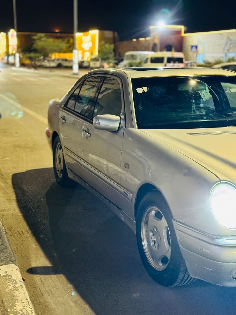 السلام عليكم
مارسدس ام عيون موديل 1998
محرك vالمرغوب سته اسلندر 
رقم صاحب السياره ‭0783 861 5768‬
مكان السياره البصره 
اتصل وسأل عن باقي الفاصيل 
السعر 85$وبيه مجال بسيط 
مكلف بلنشر
