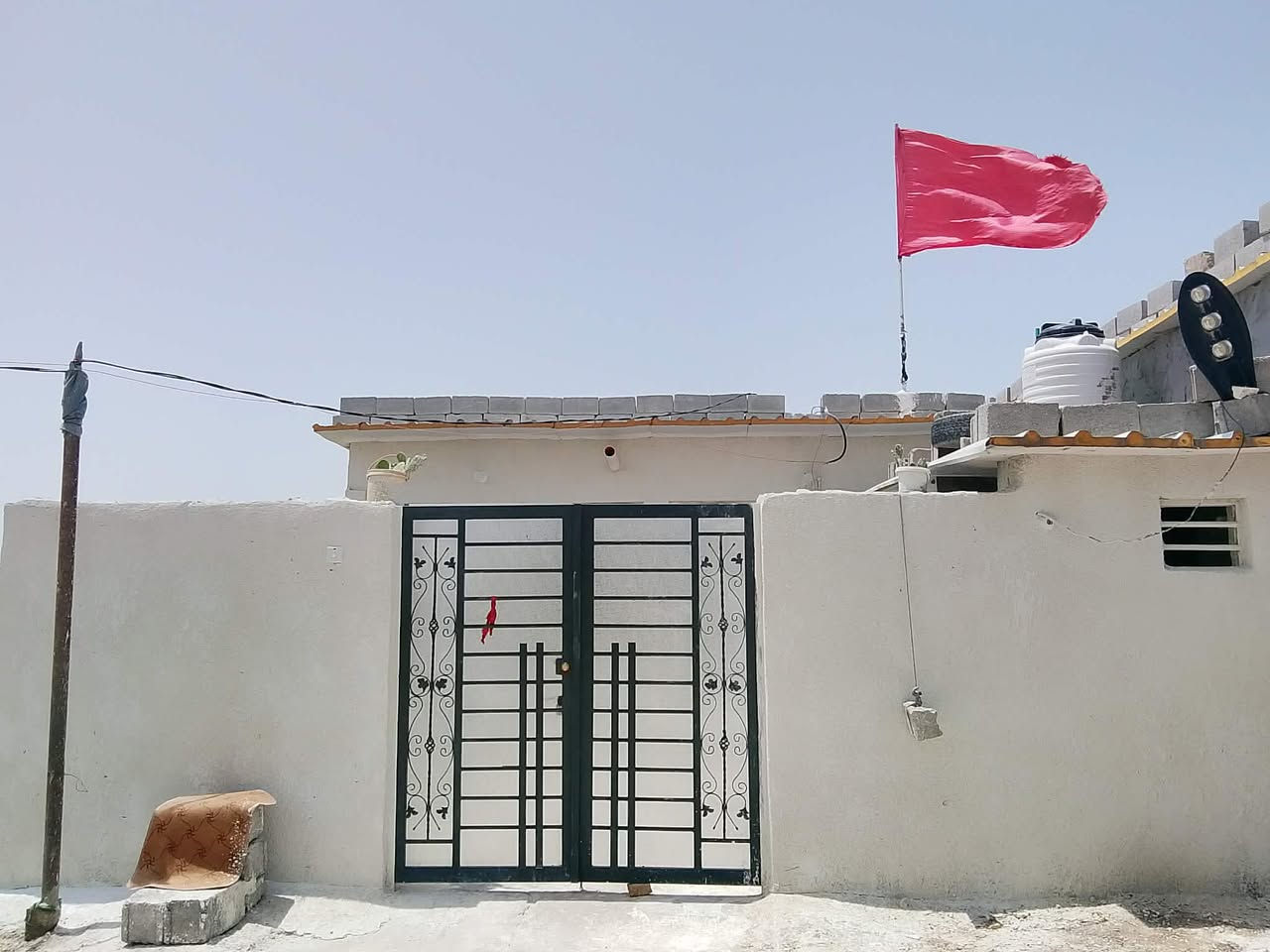 السلام عليكم مكلف بلنشر  يوجد بيت بحي متنابي بشارع مشروع جوه صاير البيت  البناء جديد بلوك وسكفه سندويج  البيت مساحته 250 متر لو 200 متر سعره مناسب شراي يدلل 
***********
***********

