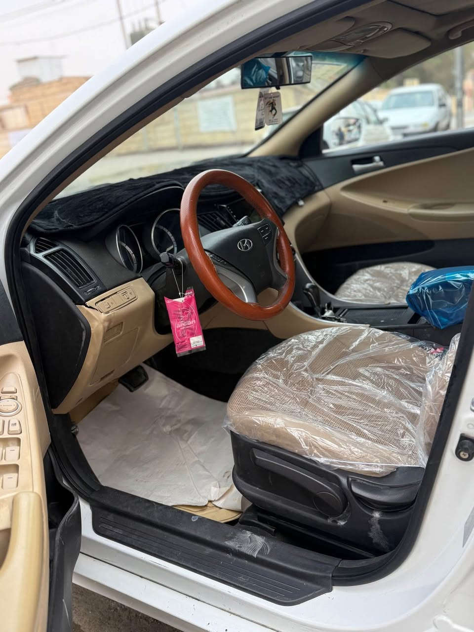 هونداي سوناتا مضلع 2011 خليجي لون ابيض 
 فول مواصفات بانوراما …
خليجيه 
محرك 2400 دوش  مفتوح بدون عيب
كير اوتوماتيك 6 نمر بدون عيب

داخل صحراوي عسلي لونين شركه
شاشة كامره
تحكم ستيرن
تبريد قطعتين
ويل كروم 
مرايات شفط 
واشاره بل مري 
حساسات خلفيه
بروجكترات
4دسك وABS
نظام ايكو

سياره جديده ونصبه فول وترتيب ونظافه 
( محرك/كير/تبريد/تدفئه/كهربائيات/صدر ) كلها توب متحتاج اي مصرف 
تخم تايرات جديده 

🔺السياره بيها صبغ (جامرلغ وبنيت ) بدون دواخل 
مكفول بدون دواخل بدون ايرباك

🚦رقم سليمانيه 21دولي  /سنويه جديده 2030 /هزه جديد شرط التحويل ثاني يوم

السعر / 115 
مكاني كركوك 
 
للاستفسار *********** كركوك, العراق
