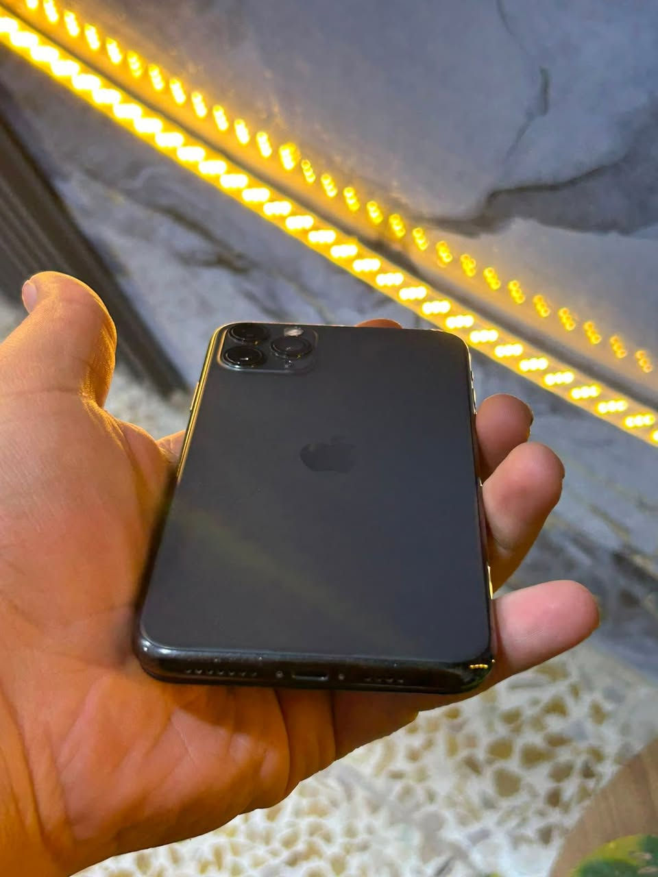سلام عليكم 
iPhone 11 Pro Max 
ذاكرة 256
بطارية 100 قطارة شحن 
مبدل شاشة شرط GX اصلية 
فيس ايدي واكف 
تك سيم 
جهاز نضيف كدام العين
ما ناقصو اي شي كلو شغال 
بيع فقط
سعر 250 وبي مجال 
استفسار اكثير اتصل
***********
مكاني موصل ايسر
