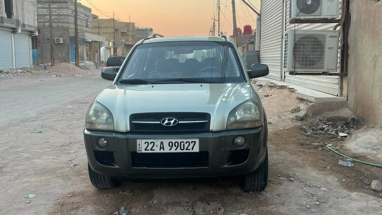 السلام عليكم 
توسان 2005 للبيع 
فول مواصفات
فتحة 
تحكم مرايات
فورويل
سيارة جديدة ماناقصها شي
كفالة عامة بيها ضربة خفيفة بالصندوق
مكينة 6 سلندر 2700
سيارة جديدة حدادية تخم تاير كلها جديدة
سيارة بأسمي رقم اربيل
سعرها 95 وبيها مجال للشراي
مكاني البصرة الزبير 
***********
