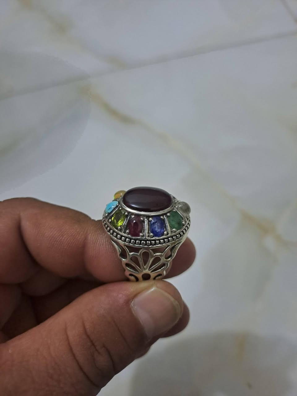 جامع الاحجار
او خاتم الشاكرات كما يسميه البعض 
صياغة روعه 11 حجرة اصليات يماني يواقيت فيروزج در نجفي زمرد اوبال وغيرهن شرط معروف سعره بالسوق لدى اصحاب المحلات من 150 الى 200 الف الرغابه يعرفون قيمته 

السعر 100 الف


**إذا كنت صاحب هذا الإعلان وتريد حذفه لأي سبب، رجاءا أرسل رسالة إلى الدعم الفني**