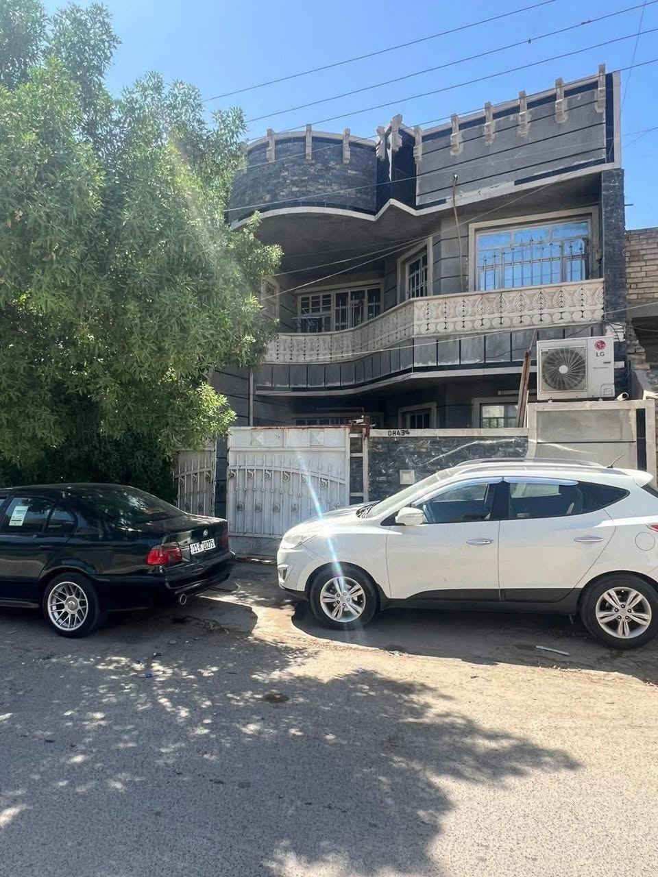 السلام عليكم بيت للبيع  طابو صرف مكان مميز السعر جداً مناسب يباع بسعر قطعة ارض (بدون دلاليه من صاحب البيت مباشر) 
المساحه ١٥٠م واجهة ٧.٥
الموقع بغداد /الدورة /الاسكان 
٤ غرف نوم ٣ بالطابق الثاني نضام سويت كل غرفه حمام داخلي 
الطابق الارضي غرفه نوم و صاله داخليه للخدمات 
صاله ثانيه مال كعده 
استقبال و مطبخ حمام خارجي اضافي و طرمه ومخزن خلفي + مخزن سندويچ بالسطح
للاستفسار ***********
***********
